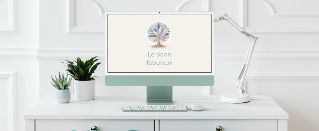 Ordinateur de bureau affichant le logo “Le paon fabuleux”, marque liée au coaching de vie et au développement personnel