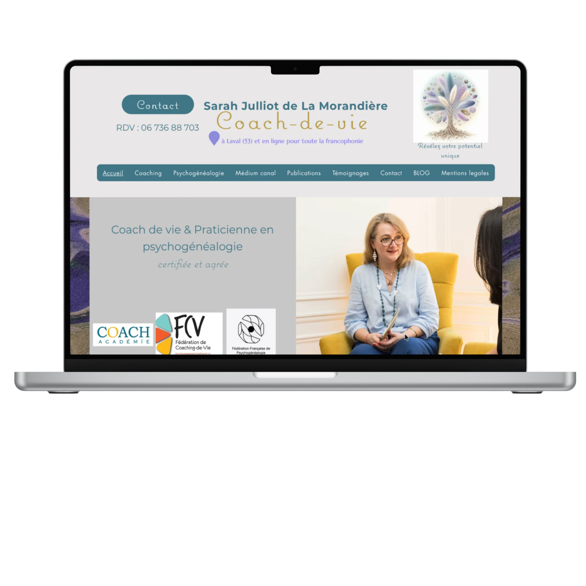 Ordinateur portable affichant le site web d’une coach de vie avec des services de développement personnel et accompagnement en ligne