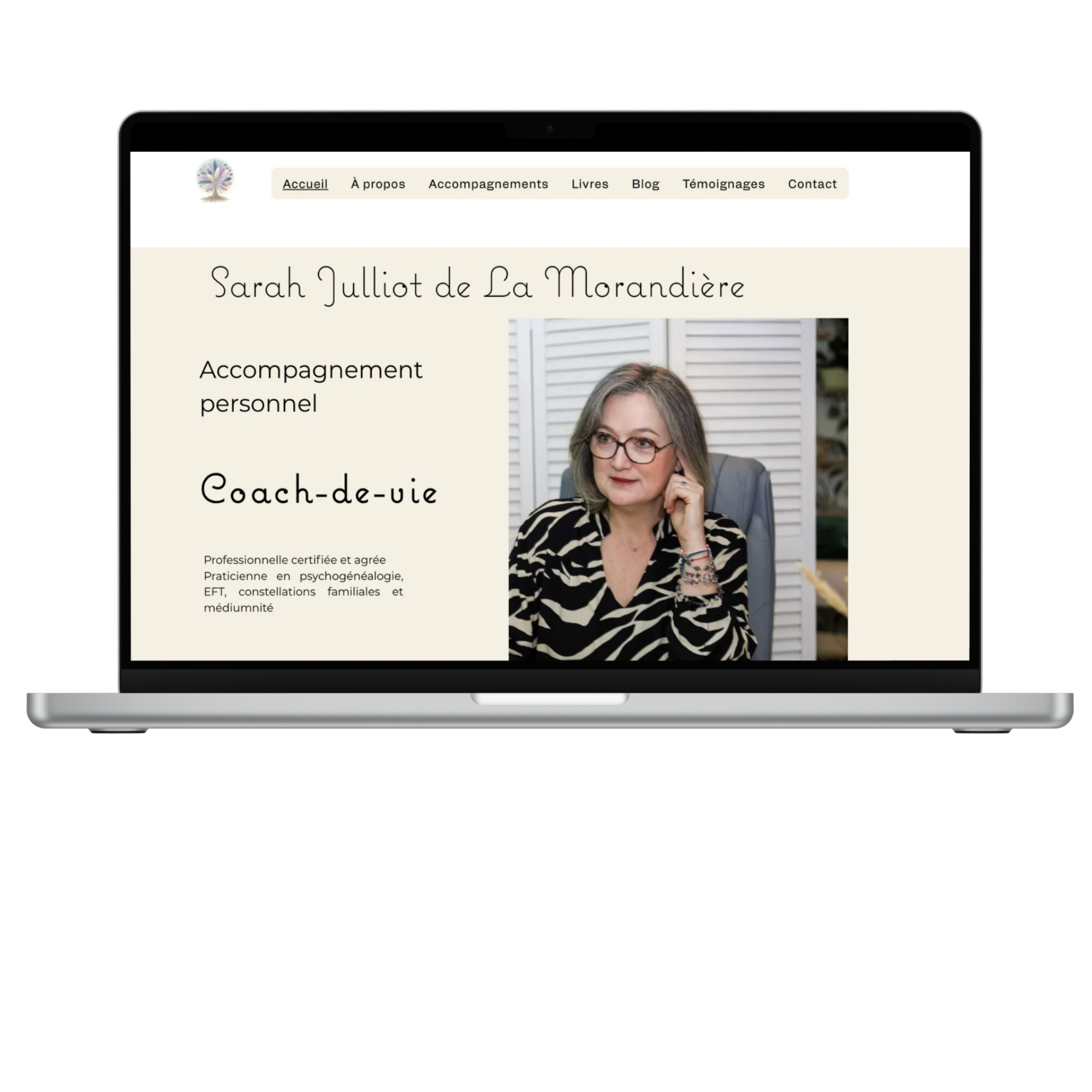 Ordinateur portable affichant le nouveaux  site web de Sarah de la Morandière qui est une coach de vie